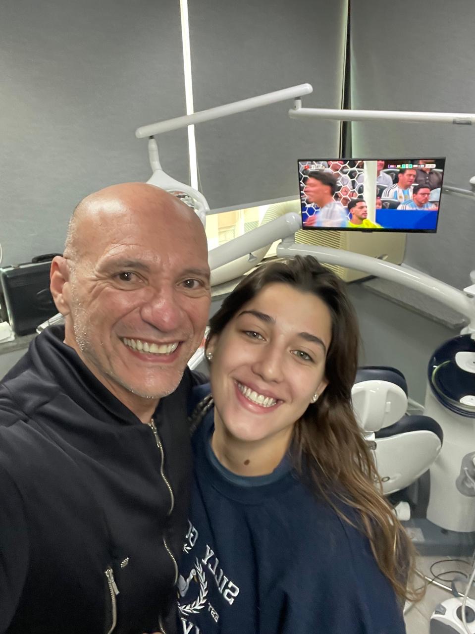 Dr. Ricardo Pina com paciente atendida no consultório de endodontia no Itaim Bibi
