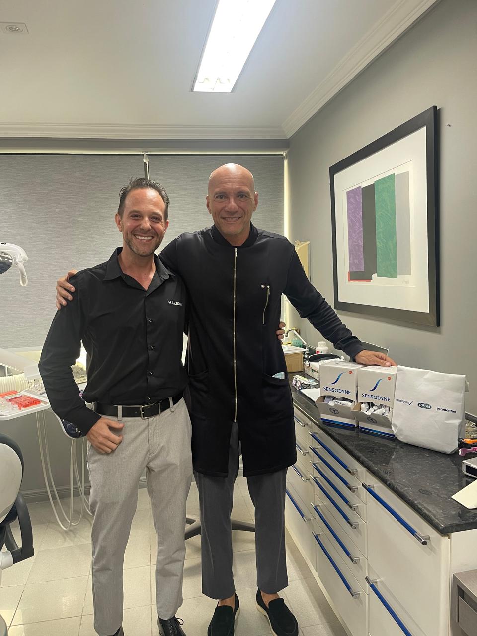 Dr. Ricardo Pina em seu consultório de odontologia no Itaim Bibi, São Paulo
