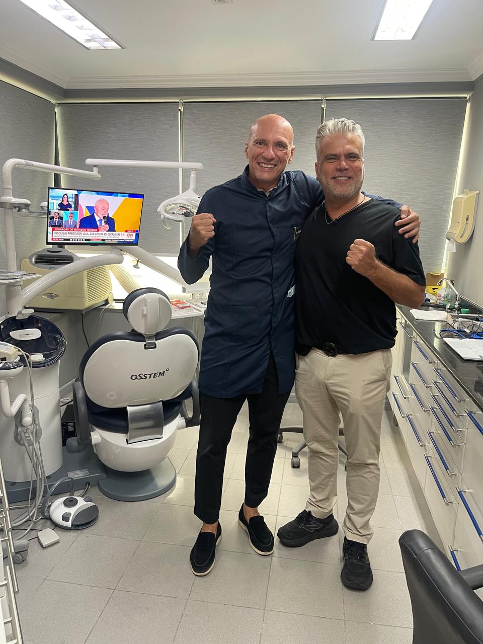 Dr. Ricardo Pina ao lado da cadeira odontológica do consultório no Itaim Bibi