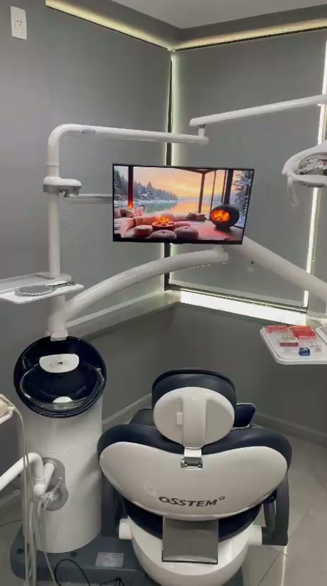 Consultório odontológico do Dr. Ricardo Pina no Itaim Bibi, com equipamentos modernos e microscópio óptico